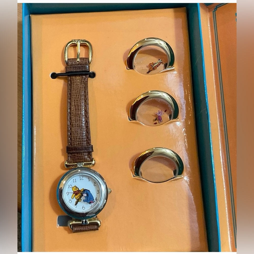 Fossil: Disney store exclusive interchangeable Winnie the Pooh vintage watch box